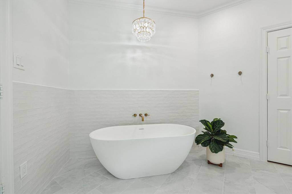 Soaking tub