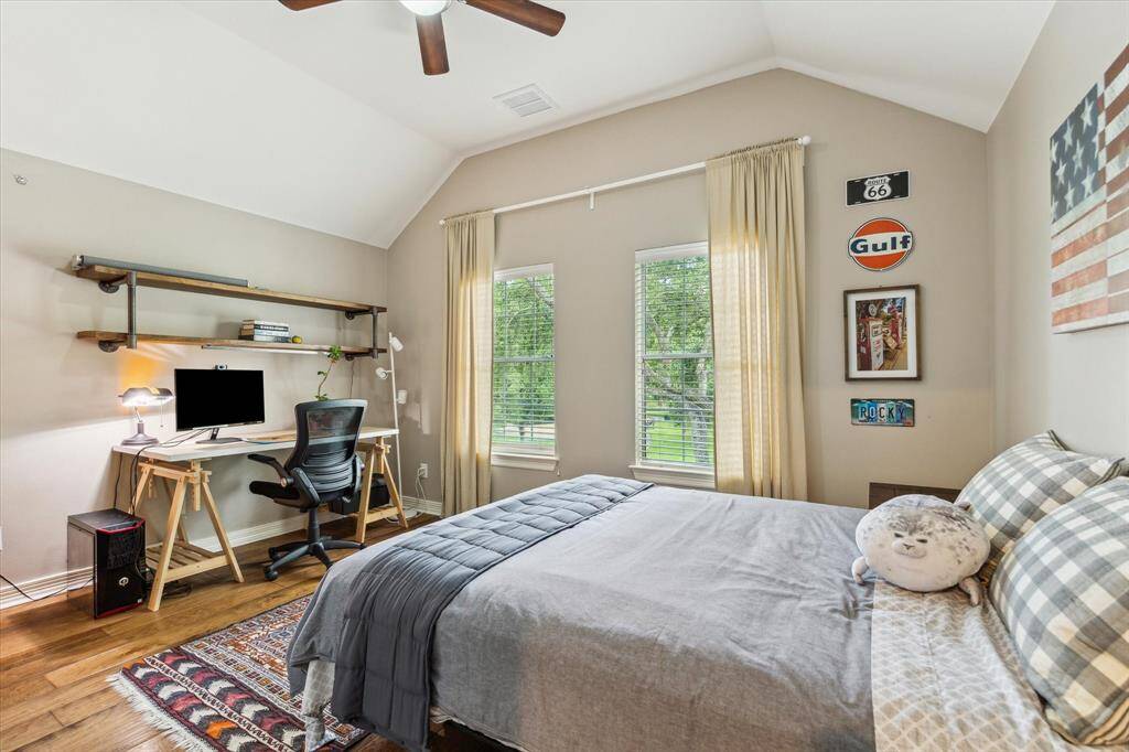 Secondary bedroom. Engineered wood flooring