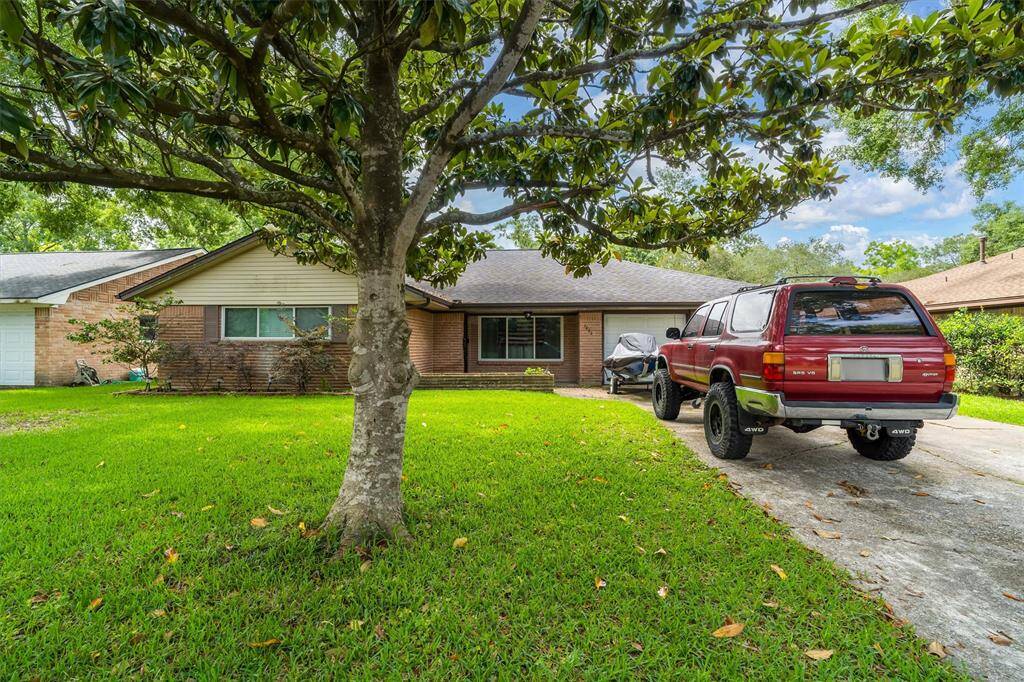 FOR LEASE: 4/2/2 centrally located in Clear Lake!