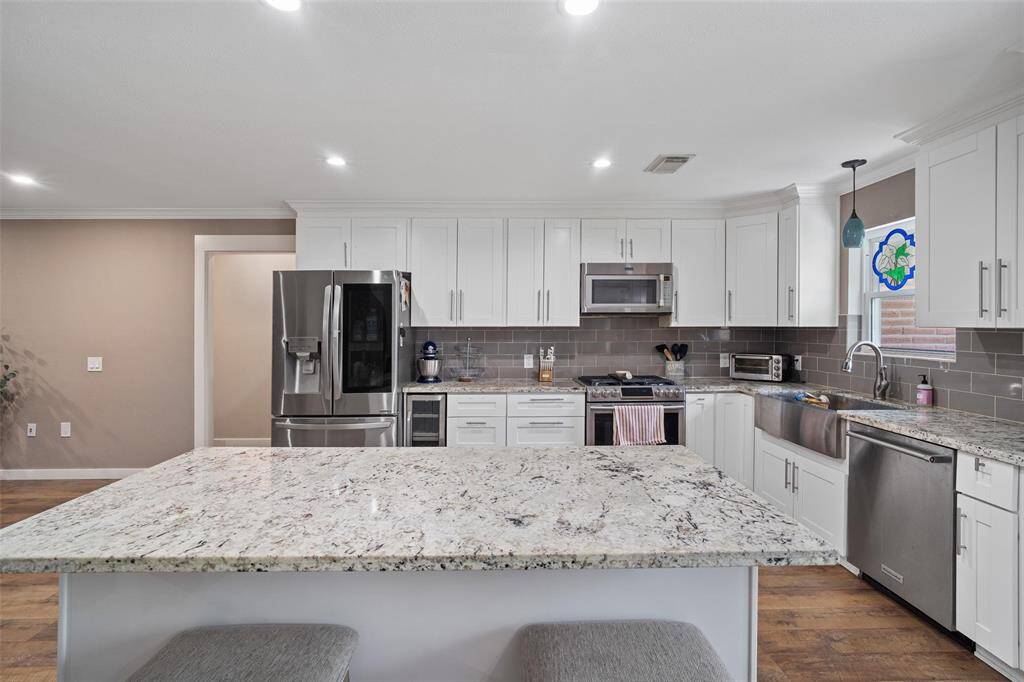Grand island offering additional seating/counter space, apron sink and stainless steel appliances