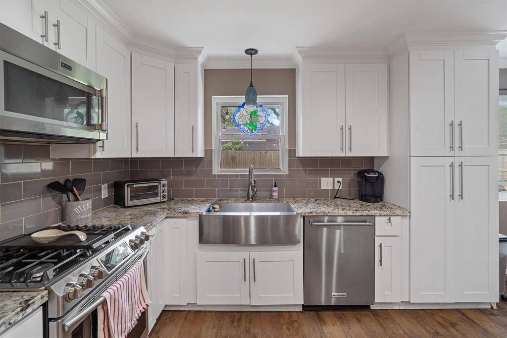 Apron sink, stainless steel appliances