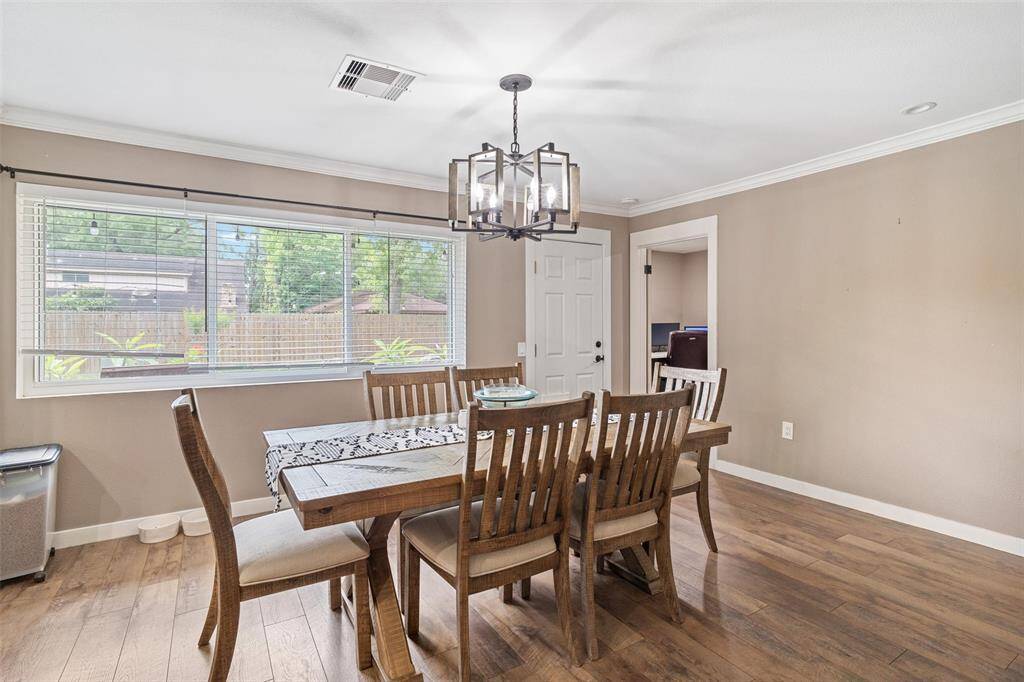 Breakfast/dining space