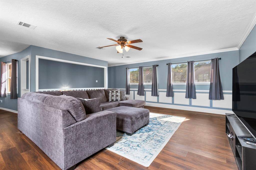 Ideally located away from the downstairs living room and the bedrooms, this gameroom is perfect if you want to entertain large groups without disrupting the rest or relaxation of others in the home.