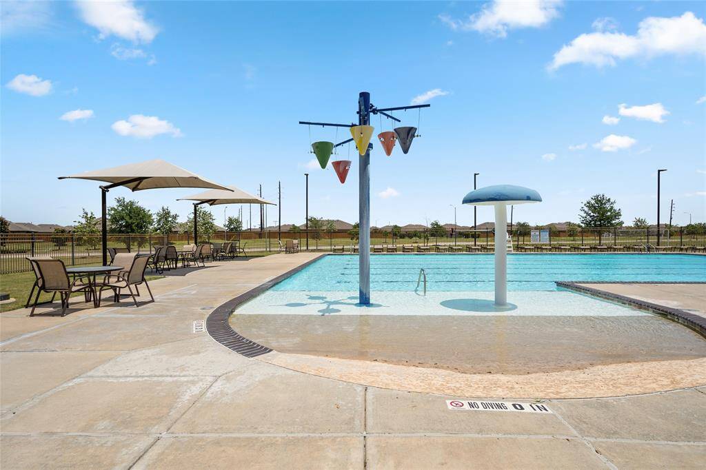 Did someone say splash zone? ?? Residents at Sunset Crossing enjoy a sparkling community pool complete with a shaded splash pad and lounge area — perfect for family weekends and summer fun!