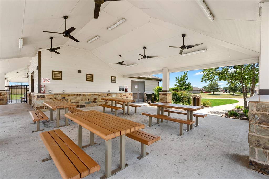 Fresh air, shaded seating, and space to gather.Whether it’s a birthday party or a quiet weekend lunch, Sunset Crossing’s pavilion is the perfect community spot.