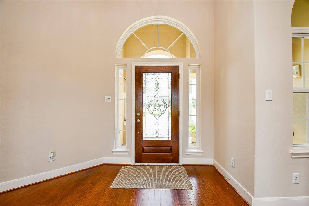 Entry with mahogany wood and lead glass