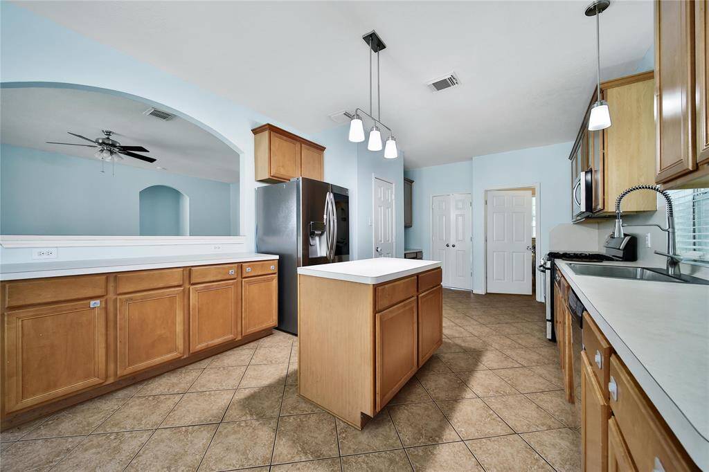 Beautiful island with lots of extra counter space!