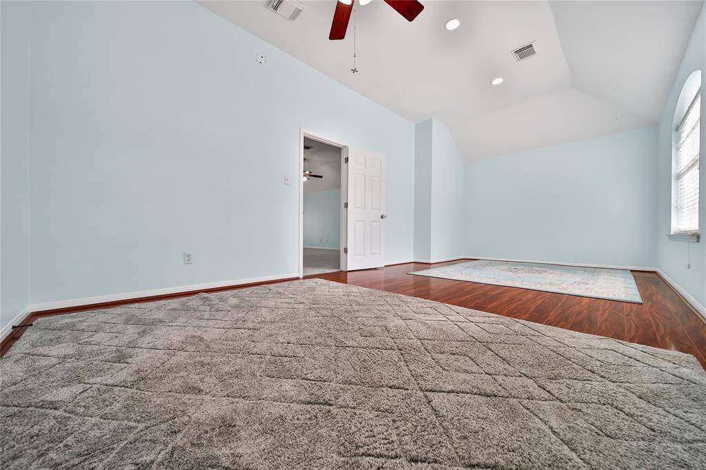 BONUS ROOM - upstairs