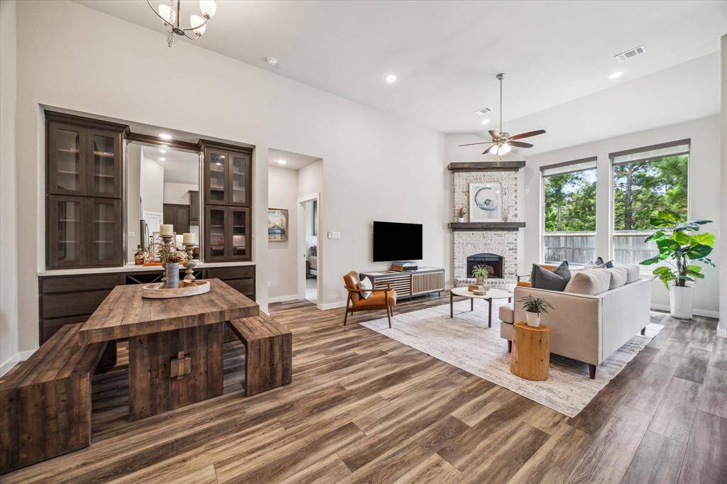 Opening and grand entry way with plenty of separation between bedrooms and Family areas.