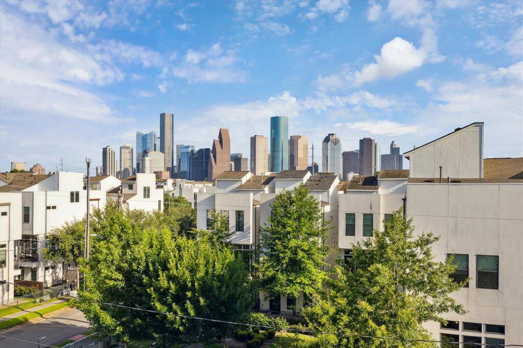 A stunning view of the city skyline. Perfect urban living with a blend of nature and cityscapes.