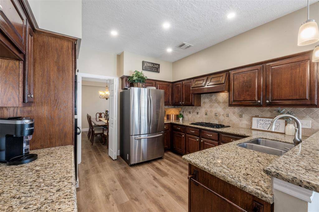Enjoy cooking in this kitchen with stainless steel appliances, granite countertops, and great cabinet space.