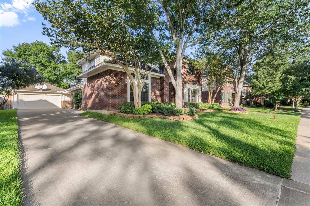 This home has fantastic driveway space.