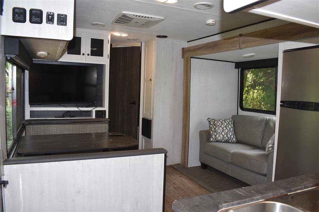 Sleeps 4 with bathtub/shower combo