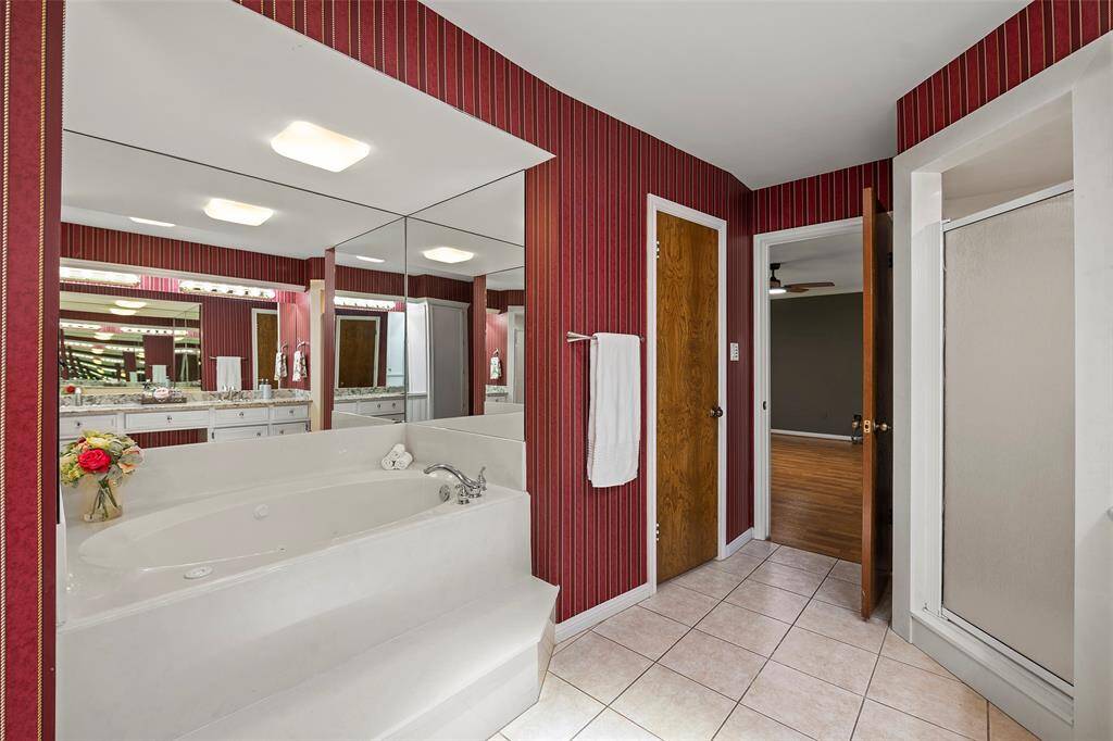 Do you prefer bubbles or steam?  The choice is yours with the oval garden tub or the glass enclosed shower!