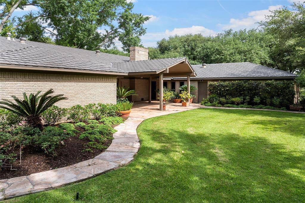 The stone pathways that meander around the home, are the chef's kiss!