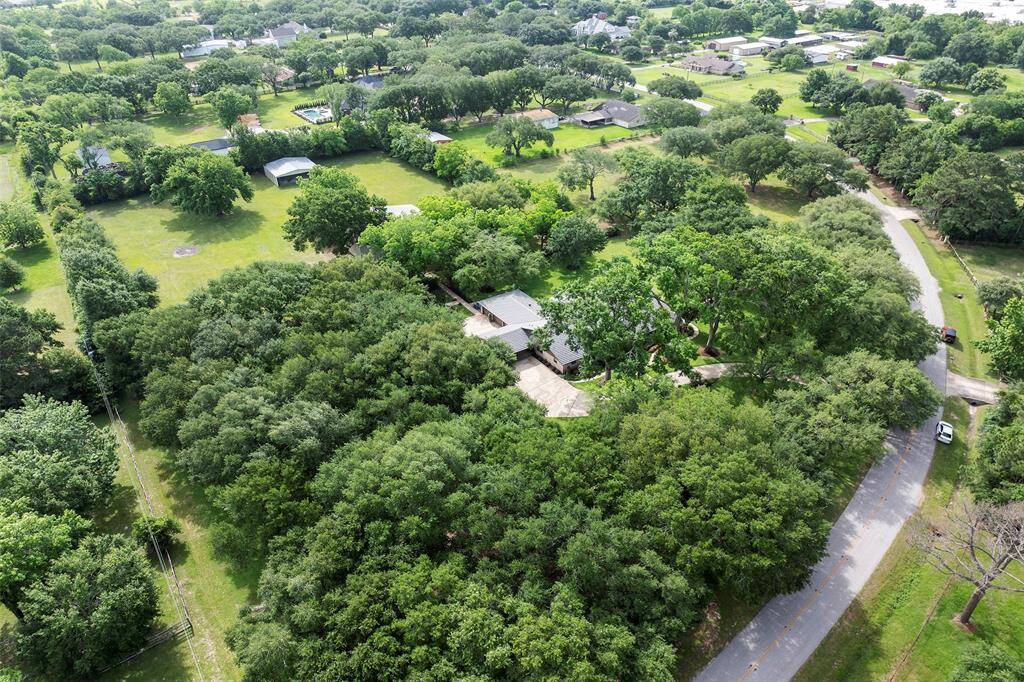 Enjoy the serenity of country living with the convenience of nearby shopping and dining. Horse-friendly and ready for your personal touch! Schedule your showing today!