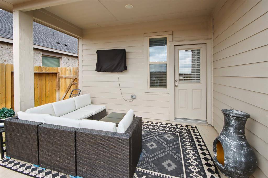 This door brings you directly into the spacious kitchen. The large window and window on the door gives you a perfect view of the patio & backyard.