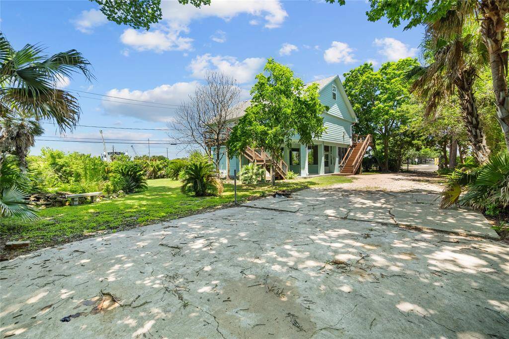 Back yard/ driveway. plenty of space for viechles.
