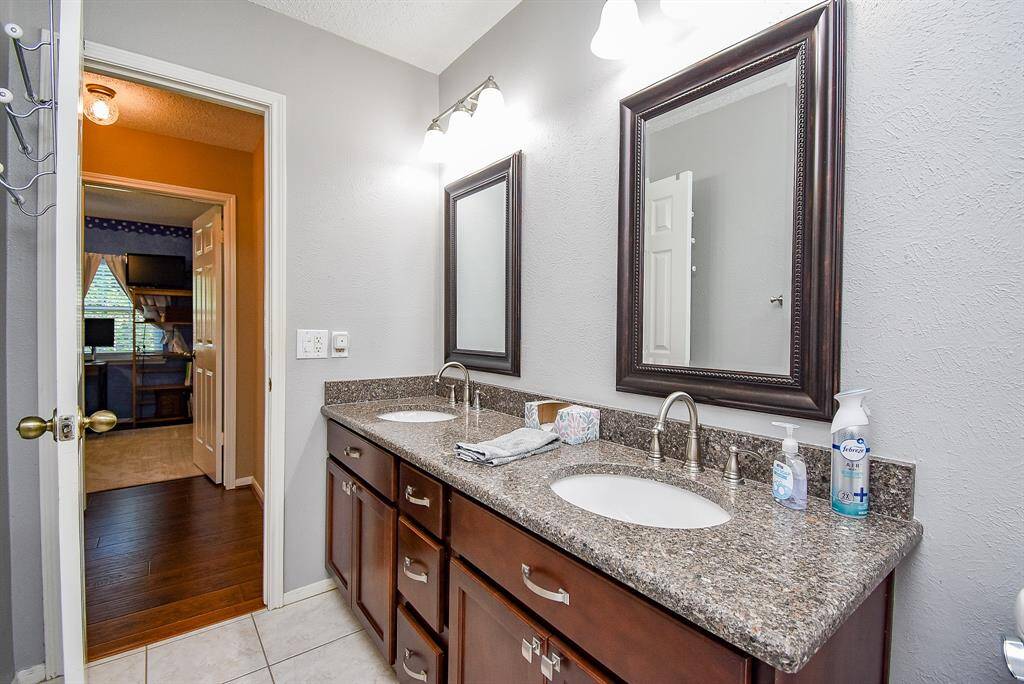 Hollywood style secondary bathroom