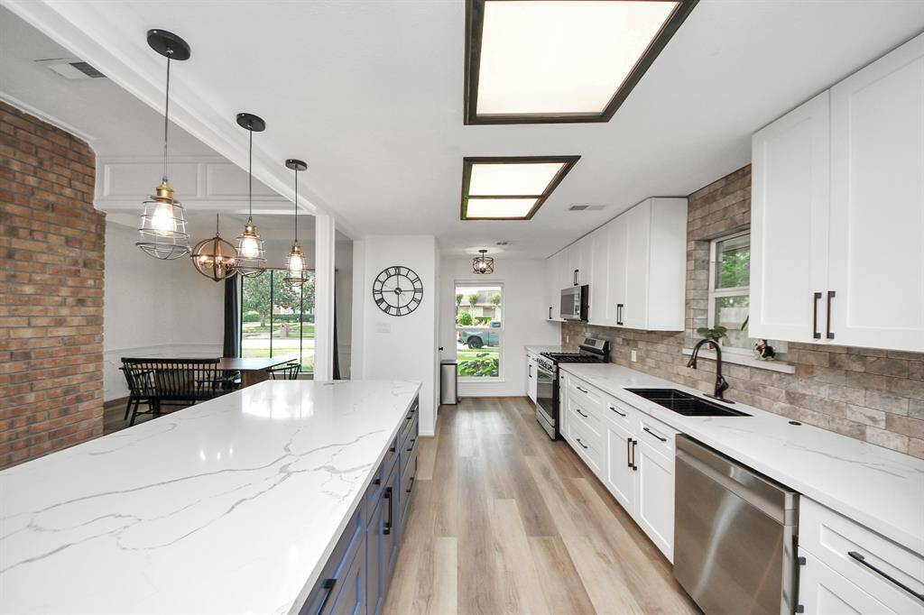 Such a beautiful kitchen—both stylish and functional—making cooking a true joy.