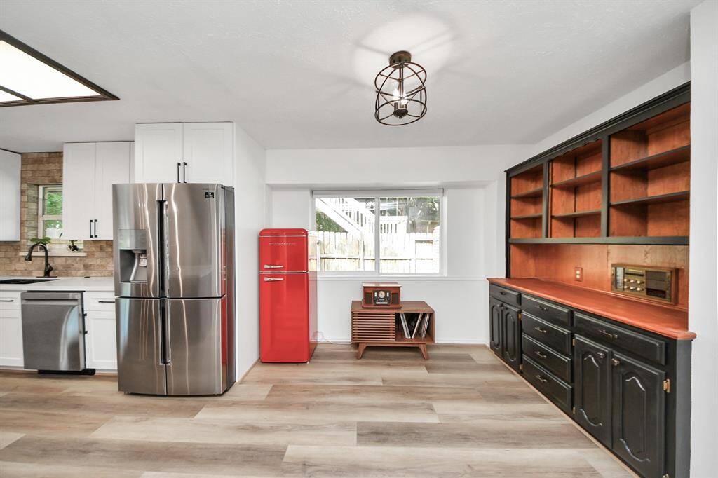 A built-in hutch provides perfect storage for dishes, while this area is designed to accommodate a breakfast table—ideal for quick, casual meals.