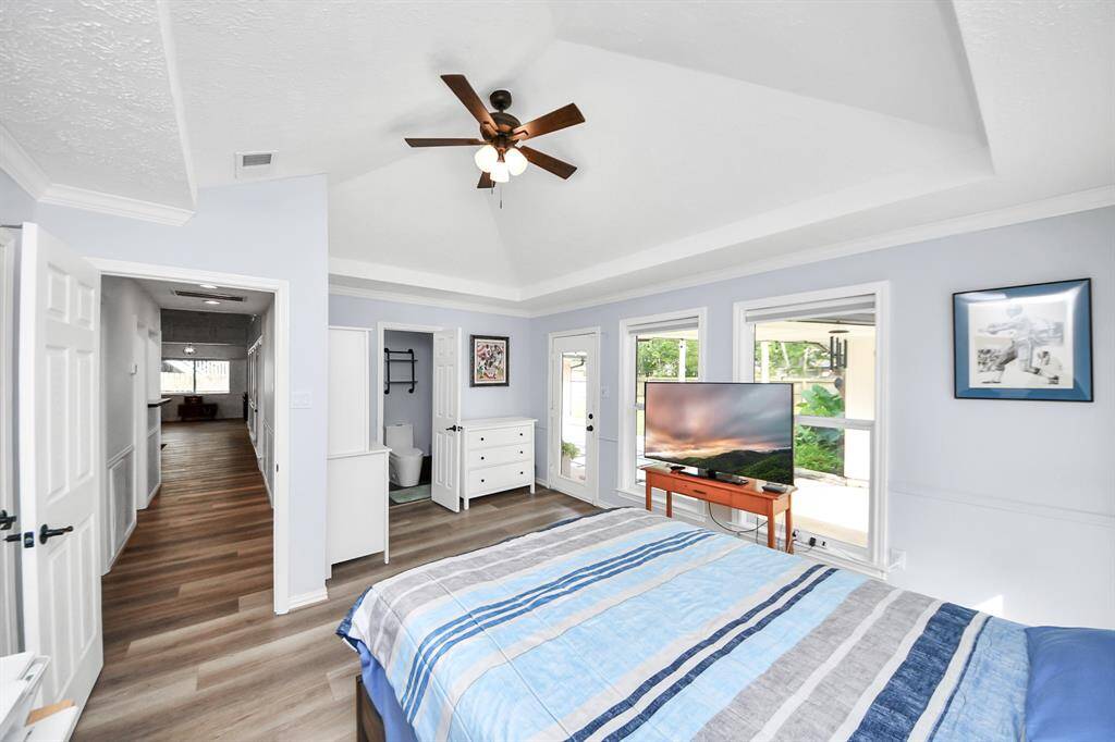 Located at the back of the home, this bright bedroom features numerous windows overlooking the backyard, making it an ideal guest suite or a quiet home office or study. It also includes a private ensuite bathroom for added convenience.