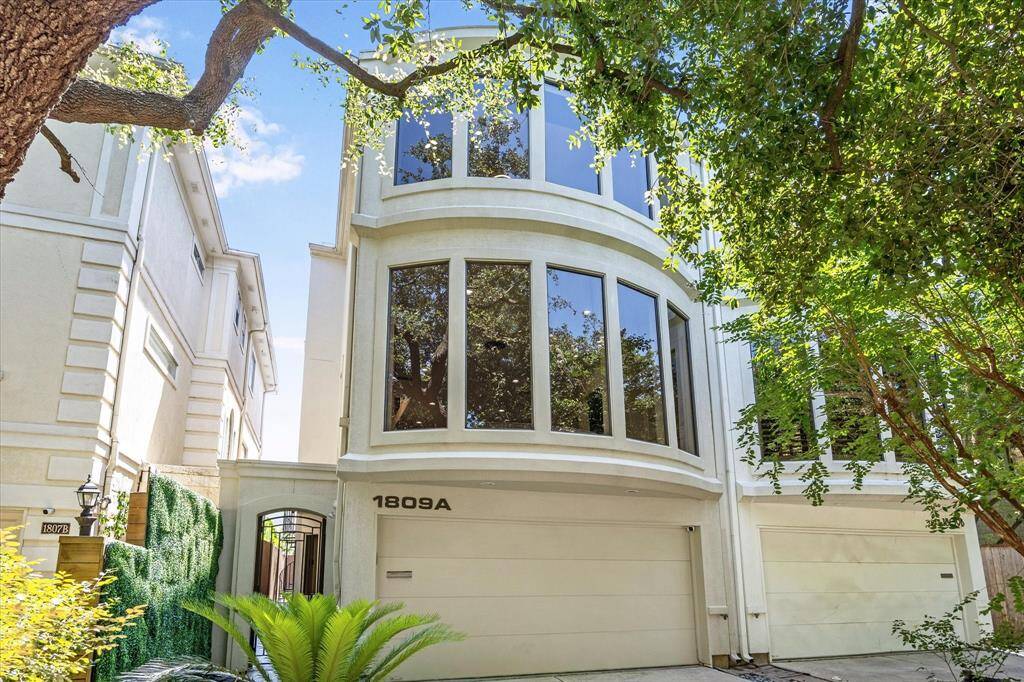 Beautiful three-story contemporary/modern townhome in great central location. Proximity to River Oaks shopping, eateries, Downtown, Medical Center, Washington Corridor & easy access to freeways.