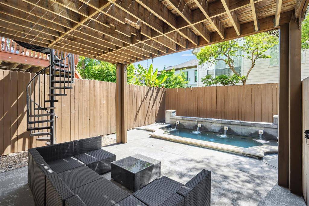 What a relaxing oasis! Covered patio, and pool with fountains. Great place for entertaining.