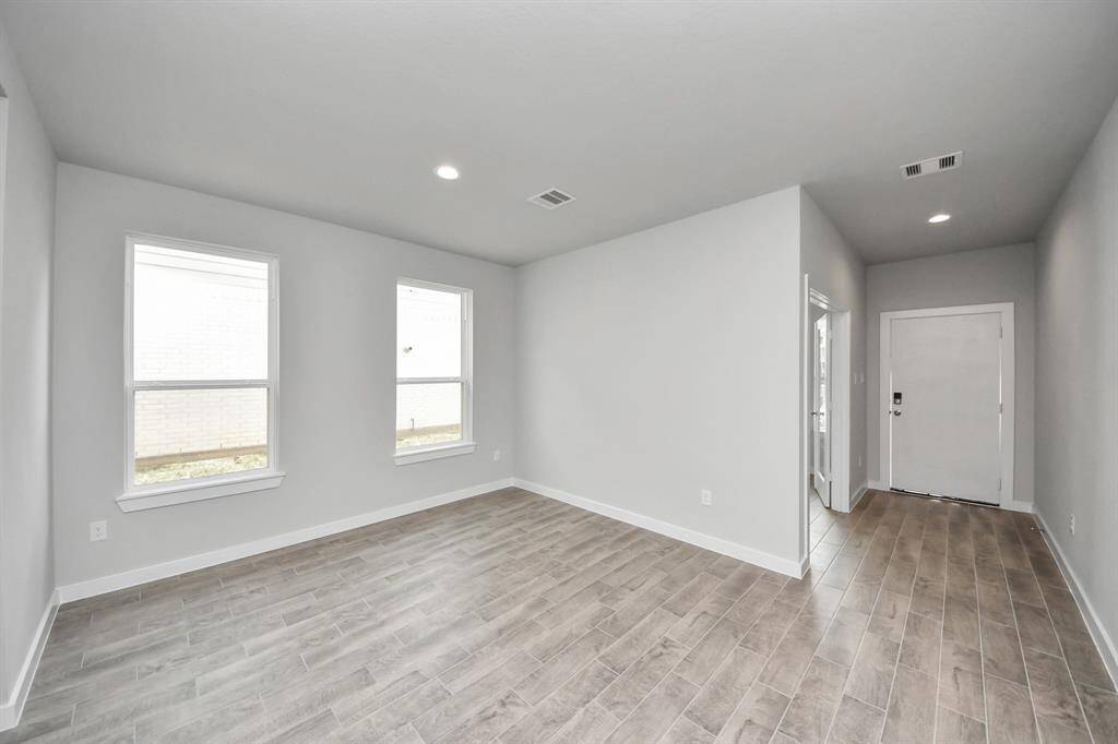 Craft enduring memories with loved ones around the table! This roomy diningarea boasts stylish flooring, personalized paint, and is conveniently situated nextto the family room and kitchen, fostering an open and inclusive ambiance.