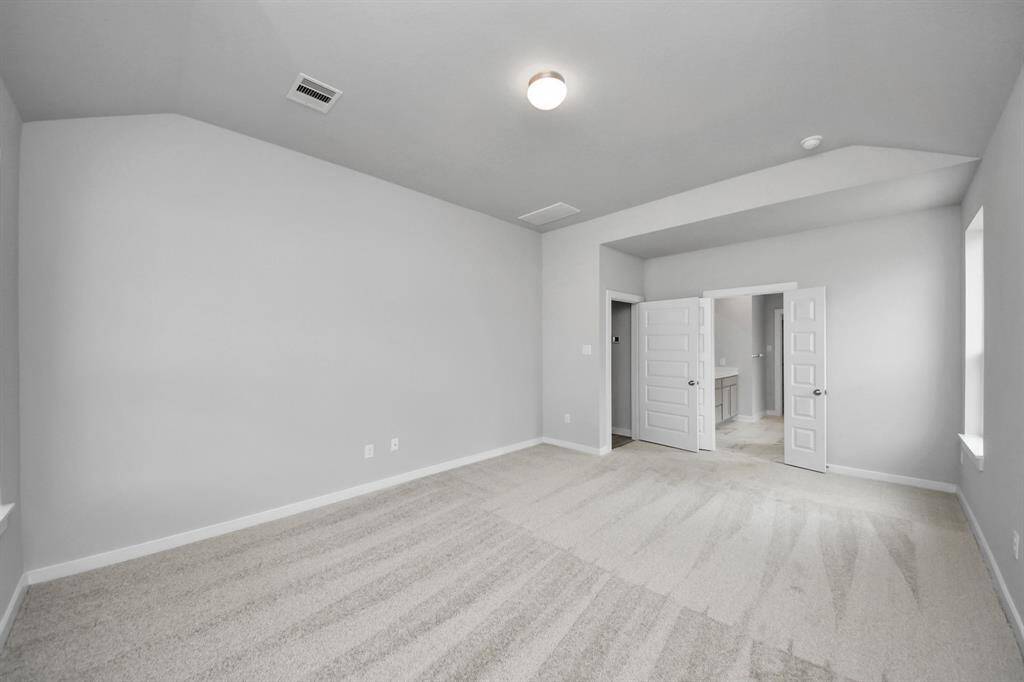 Escape and relax in the exquisite primary suite, a haven to unwind after a long day. Thespacious room, located on first floor, boasts plush carpeting, soothing paint tones, highceilings, and expansive windows adorned with privacy blinds.