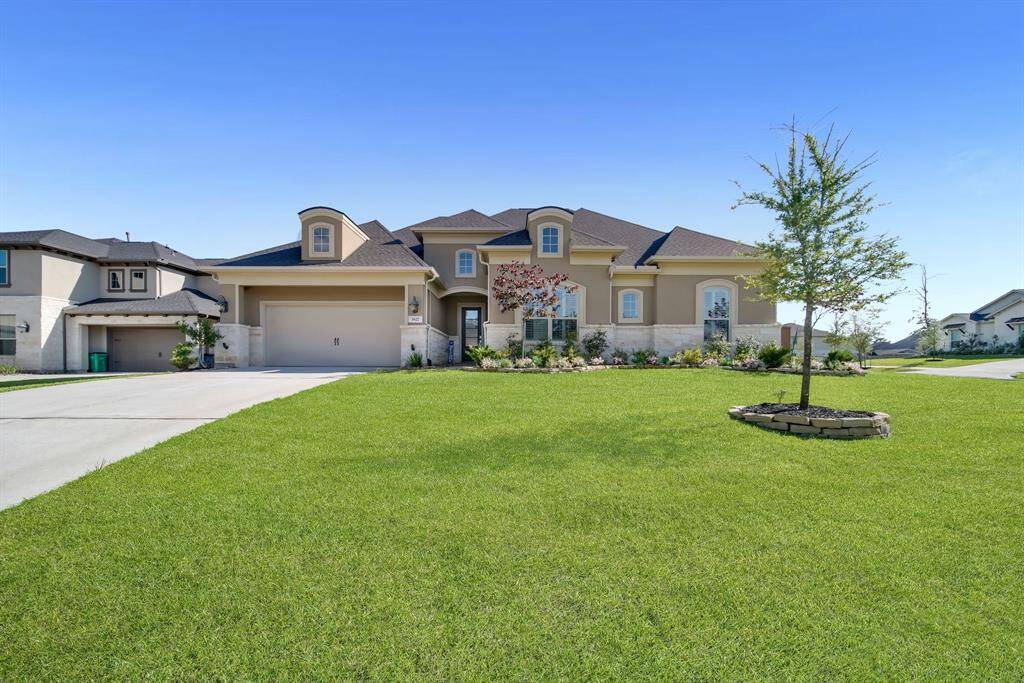 1827 Woodtrace Blvd. located in the magnificent gated community of Woodtrace.