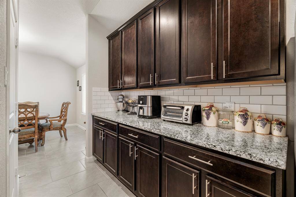 Ample cabinet space offers perfect storage for all your kitchen essentials.