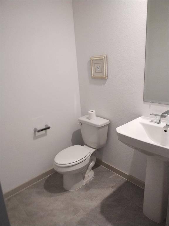 Great 1/2 bath for guest.