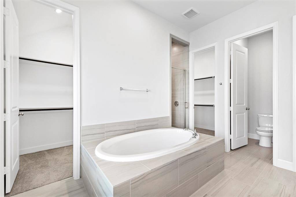 Another angle highlights the generous space this bathroom offers, combining luxury and functionality in every detail.