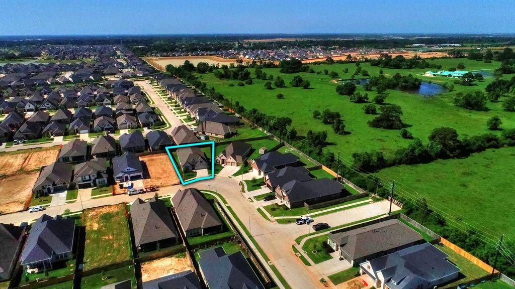 Showcasing the low-traffic street and the lot's position within the neighborhood, offering a peaceful and quiet setting.