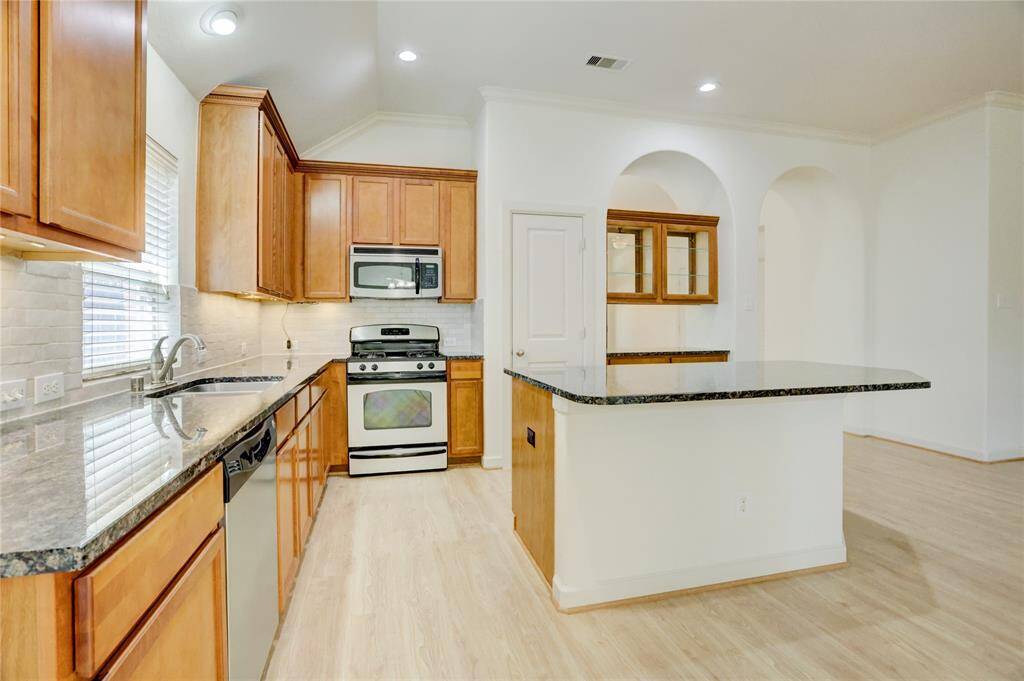 The endless countertops provide ample counterspace for food prep and showing off your favorite decor.