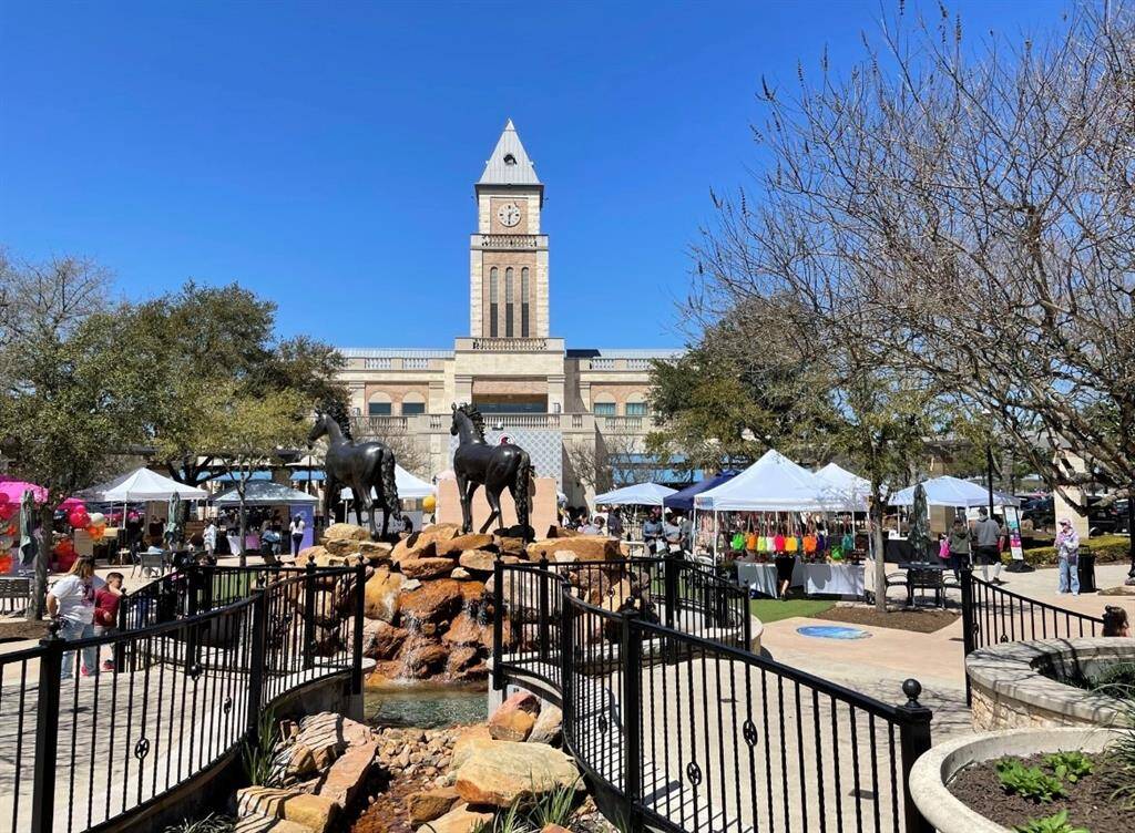 Enjoy the best of shopping, dining, or simply strolling and window shopping! Whether you're in the mood for a delicious meal, unique local finds, or just a relaxing day out, there's something for everyone to enjoy nearby