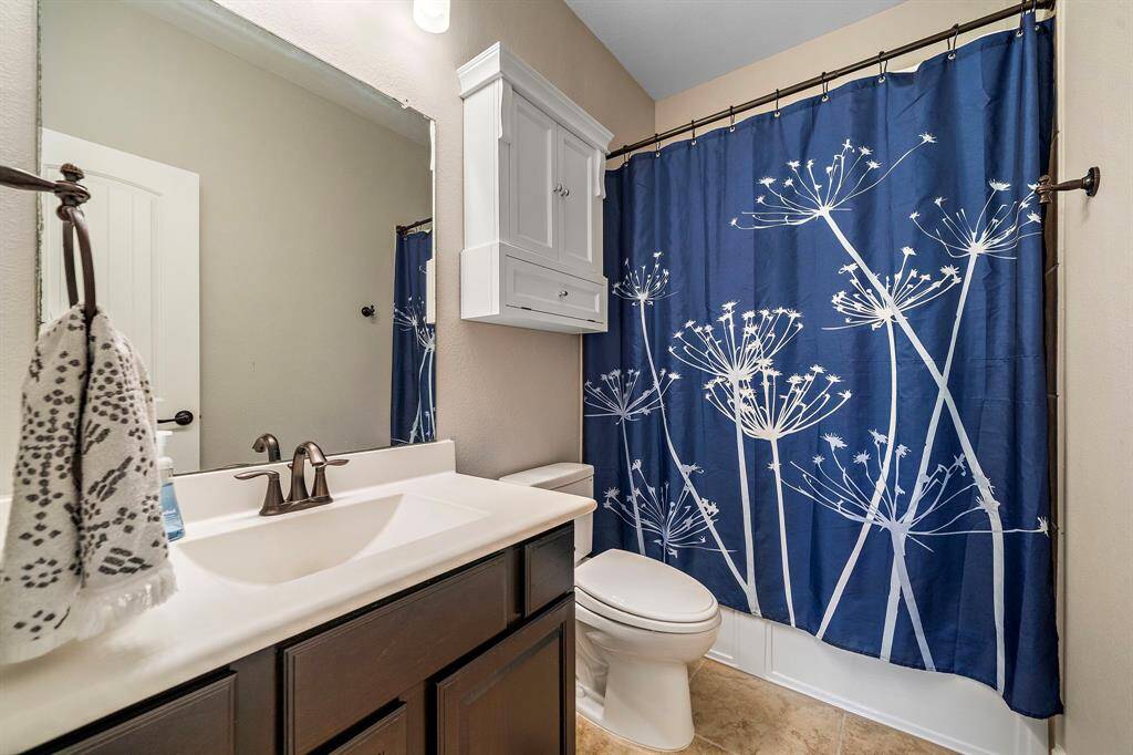 Convenient full-size bathroom upstairs perfectly situated for guests and the three secondary bedrooms.