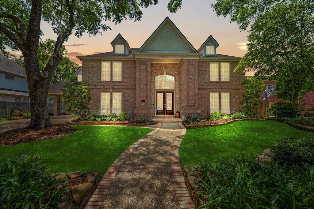 This beautiful home is located in the desirable Green Trails neighborhood—just minutes from I-10 and the Energy Corridor. Zoned to top-rated Katy ISD schools.