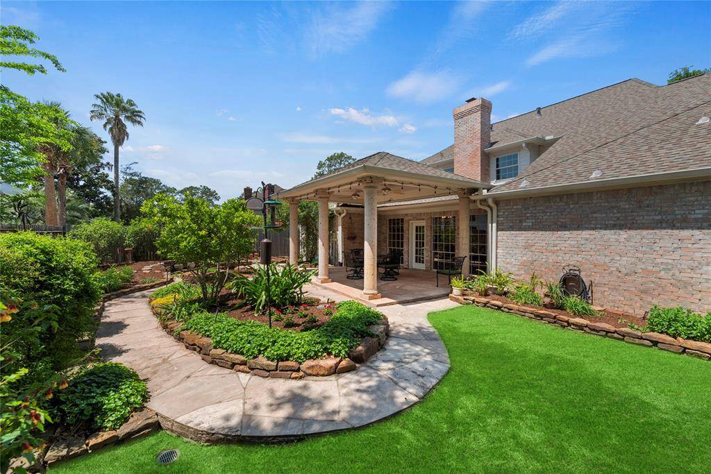 Alternate view of the backyard.