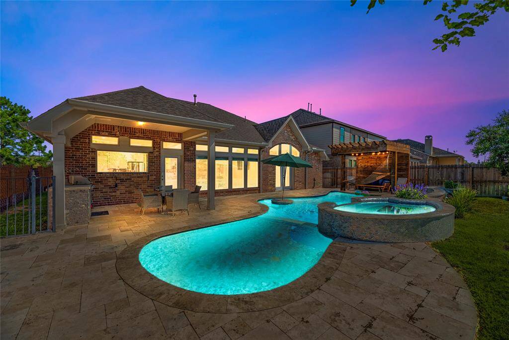As the sun goes down, the home takes on a new character, and looks stunning!