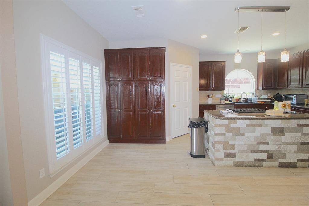 Another kitchen/living/dining room view