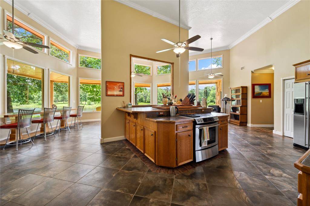 Great view of the kitchen and dining area!
