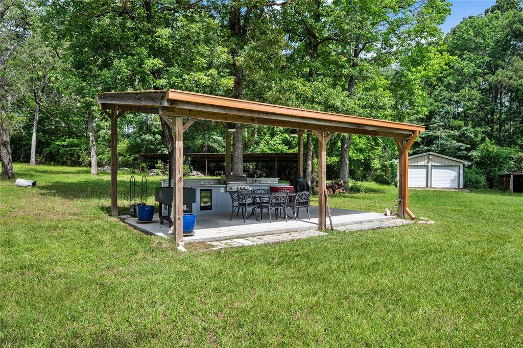 Who is ready to grill with a pond view?? Pull up a chair and an adult beverage to this outdoor kitchen area.