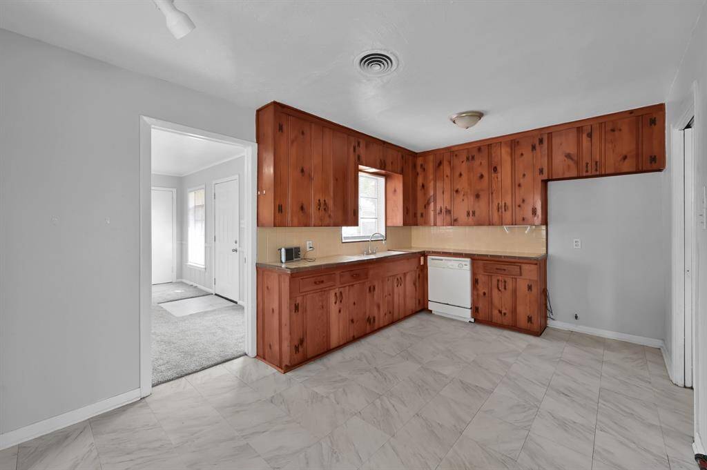 Kitchen/dining combo