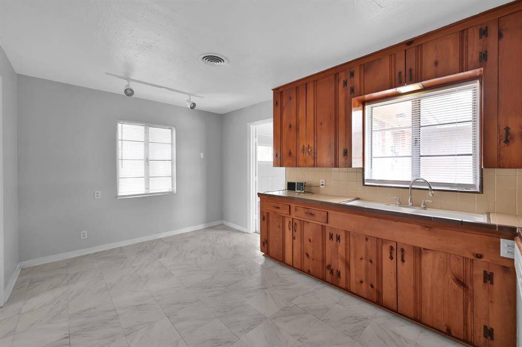 Kitchen/dining combo