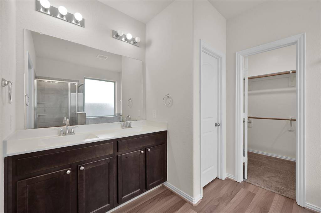 2 sinks garden tub and separate shower walk in master closet