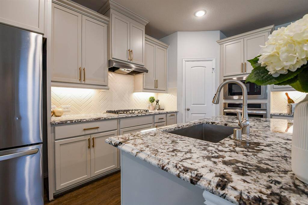 NOTICE BEAUTIFUL GRANITE COUNTERTOPS AND BACKSPLASH