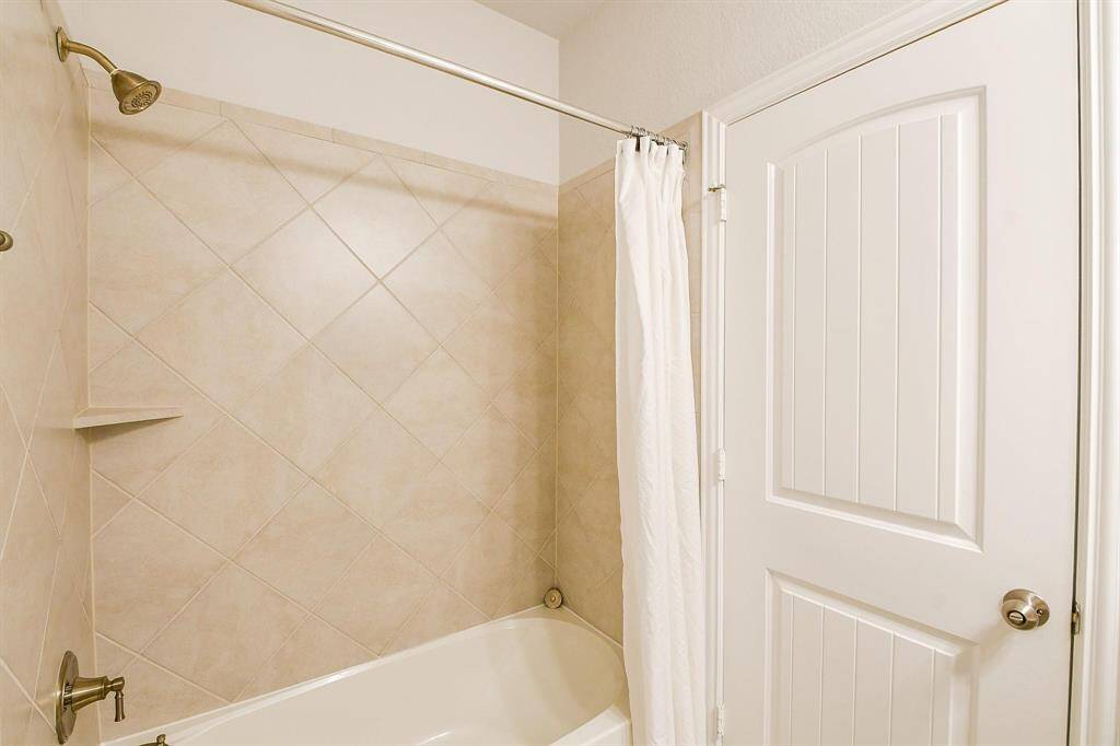 2ND BATH HAS A TUB/SHOWER COMBO