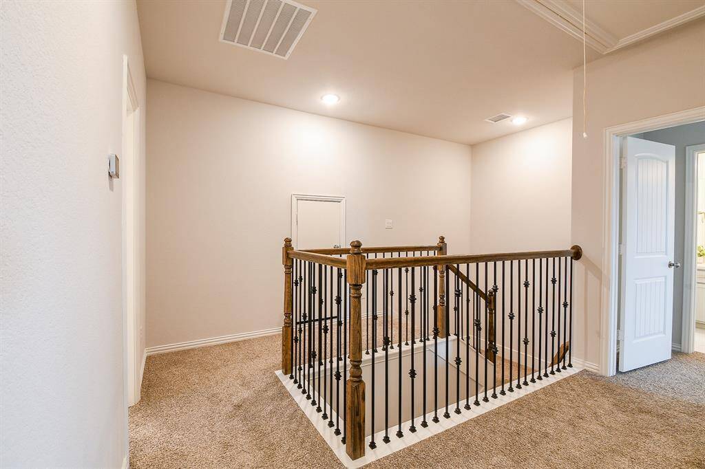 ELEGANT LANDING WITH IRON ROD